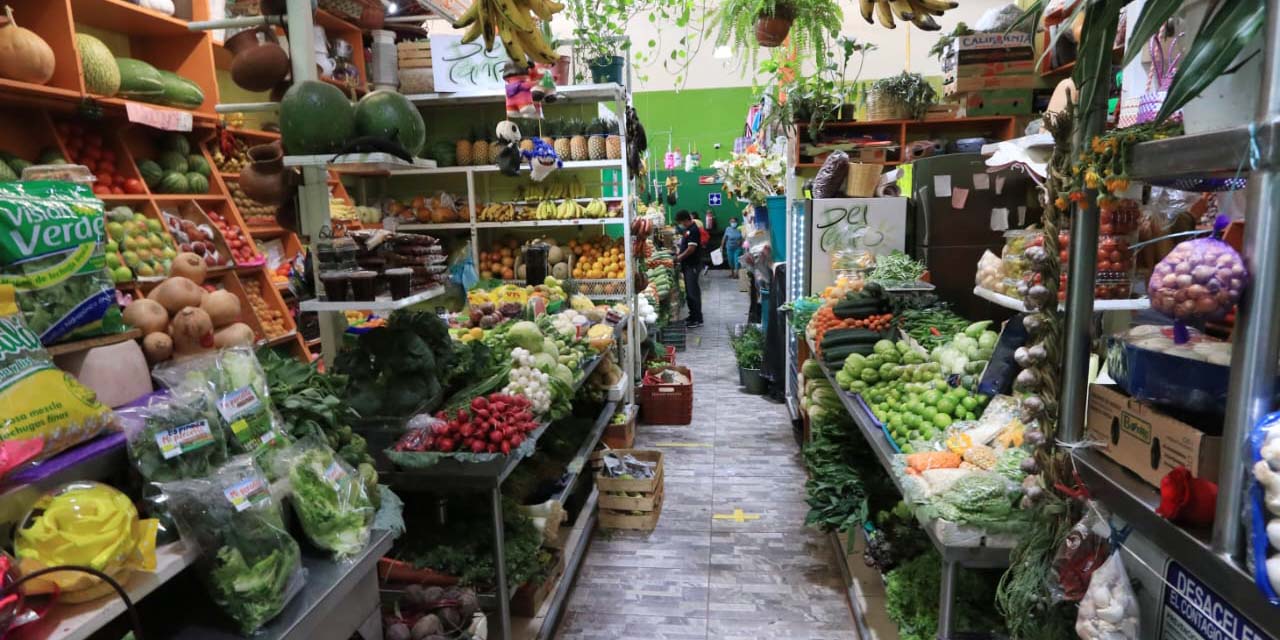 Fotos: Adrián Gaytán / Los pasillos del mercado Hidalgo, a ratos, semivacíos.