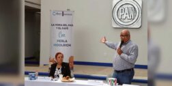 Foto: Luis Alberto Cruz / Perla Woolrich Fernández, presidenta del PAN y Javier Villacaña Jiménez, dirigente del PRI, anuncian frente partidista.