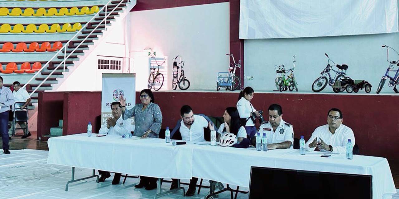 Participaron transportistas, ciudadanos y diputados de la Mixteca en consulta sobre ley de movilidad y seguridad.