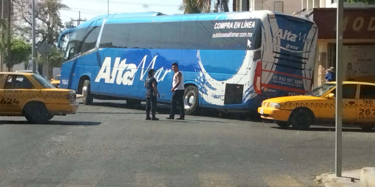 Se embanca autobús en alcantarilla de Salina Cruz