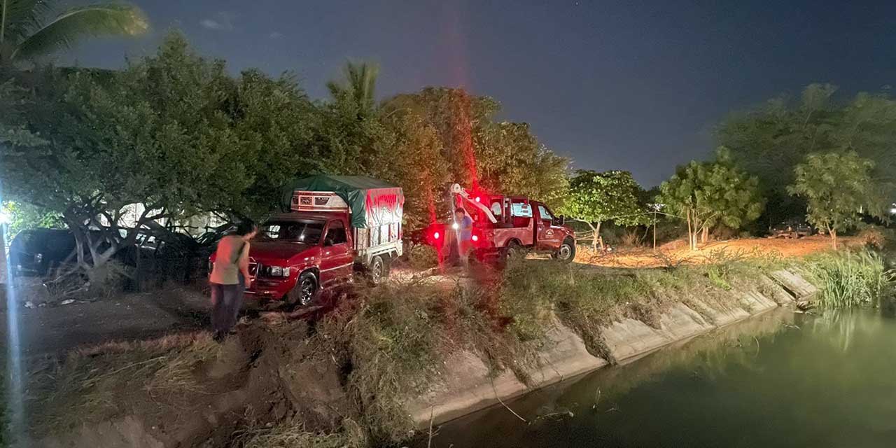 Cae chiapaneco con su camioneta a canal de riego | El Imparcial de Oaxaca