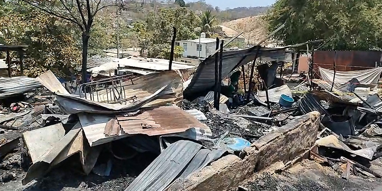 Incendio devora, al menos, 15 viviendas en Huatulco
