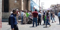 Foto: Lisbeth Mejía Reyes / Trabajadores del área de vectores bloquearon este viernes Independencia y JP García, impidiendo la circulación de motociclistas.