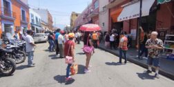 Foto: Adrián Gaytán / Visitantes y comerciantes del Mercado 20 de Noviembre participan en el simulacro.