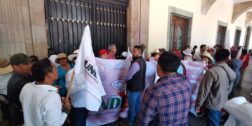 Foto: El Imparcial de Oaxaca / Protesta de organizaciones sociales frente a la Casa del Pueblo