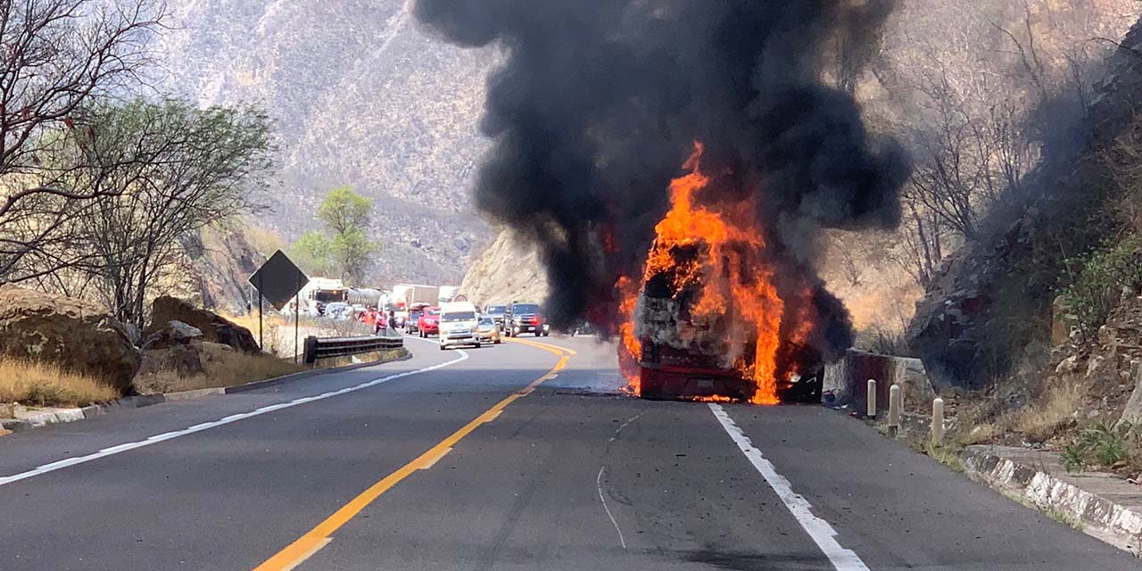 Se incendia autobús de pasajeros en la súper carretera | El Imparcial de Oaxaca