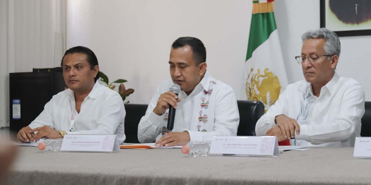 El secretario de Administración, Antonino Morales Toledo y el titular del Poder Judicial del Estado de Oaxaca, Eduardo Pinacho Sánchez firman convenio de colaboración.