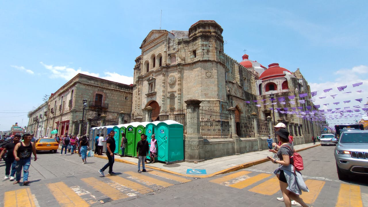 Manifestantes convierten en baño banqueta del templo de a Compañía de Jesús | El Imparcial de Oaxaca