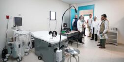 Zoé Robledo, director general del IMSS y el titular en Oaxaca, doctor Julio Mercado Castruita, supervisan el Hospital de Juchitán.