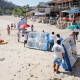 Tras quejas, retiran camastros en playas de Huatulco