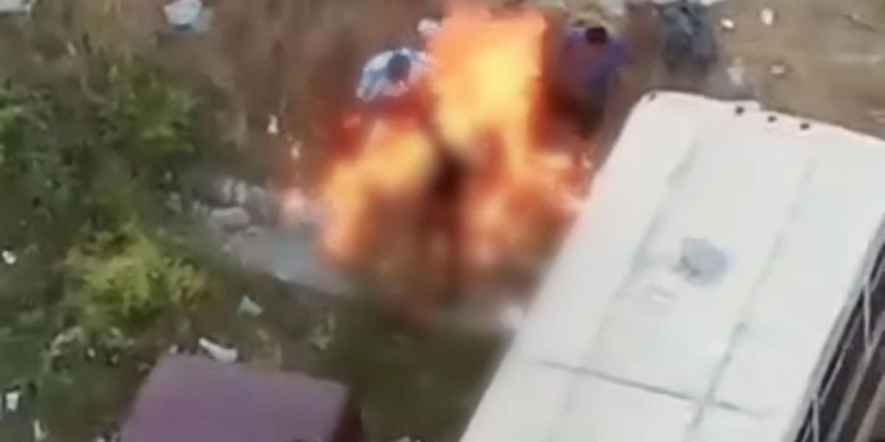 (VIDEO) ¡Lo queman vivo! Se debate entre la vida y la muerte