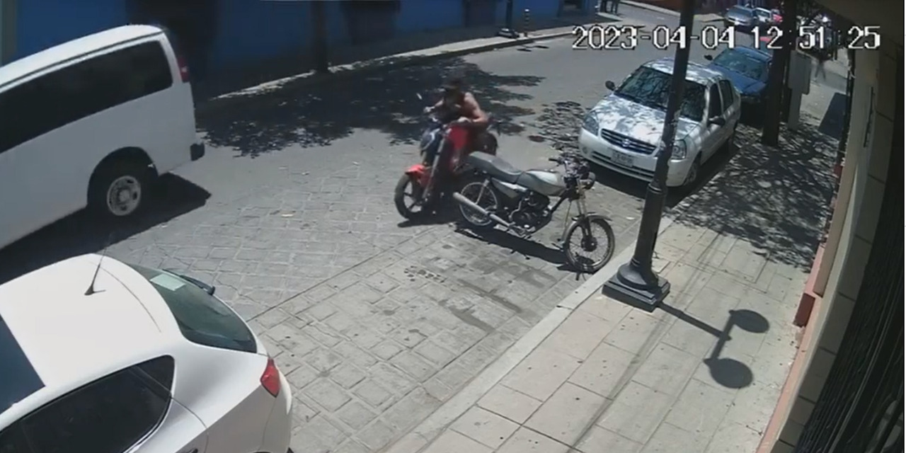 (VIDEO) Exhiben robo de motocicleta en pleno Centro Histórico | El Imparcial de Oaxaca