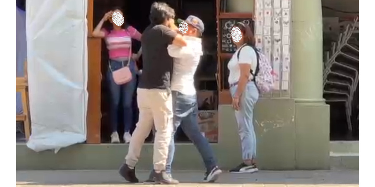 (VIDEO) ¡Hay tiro señores! Se zarandean en pleno Zócalo | El Imparcial de Oaxaca