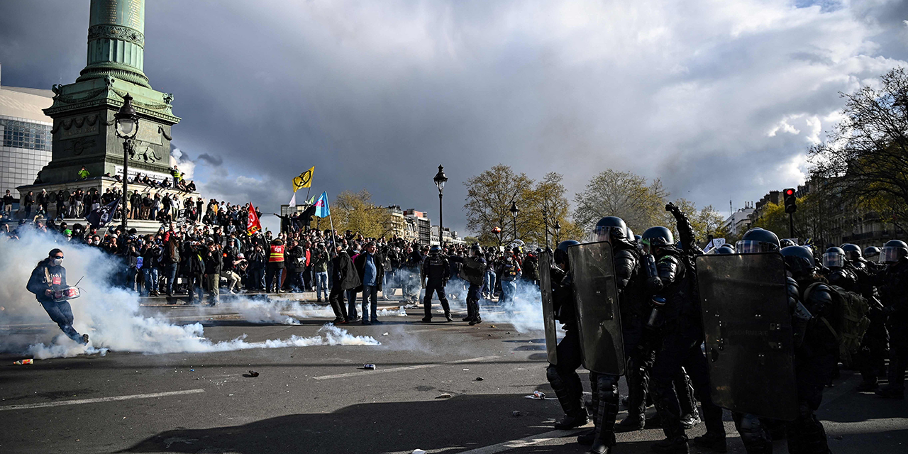 Video: Manifestantes queman a policía en Francia | El Imparcial de Oaxaca