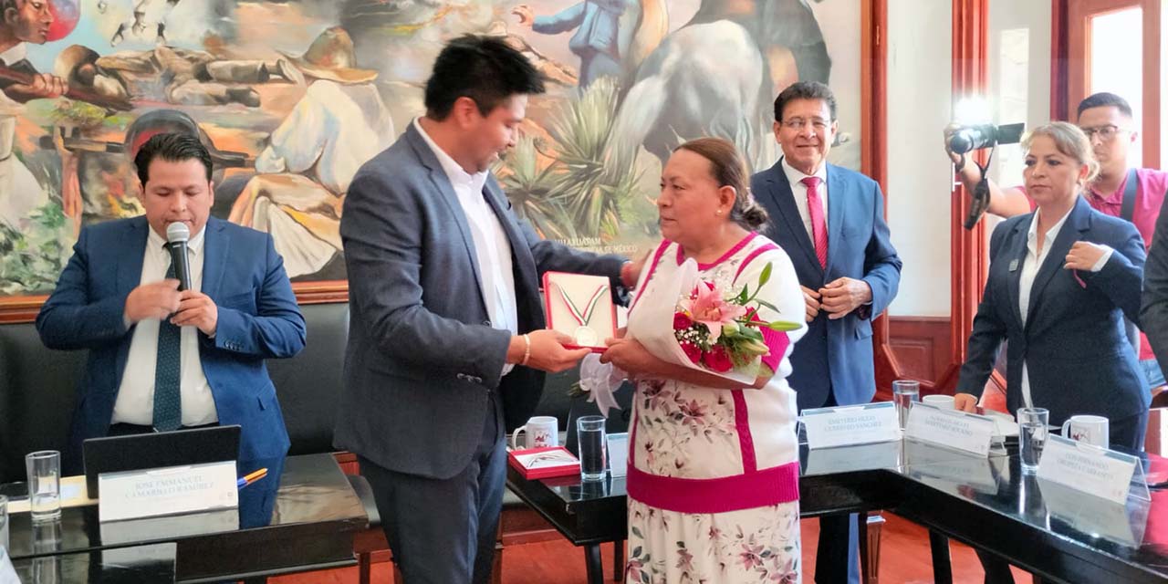 La profesora Reyna Martínez González fue galardonada con la medalla profesor Serafín Acevedo.