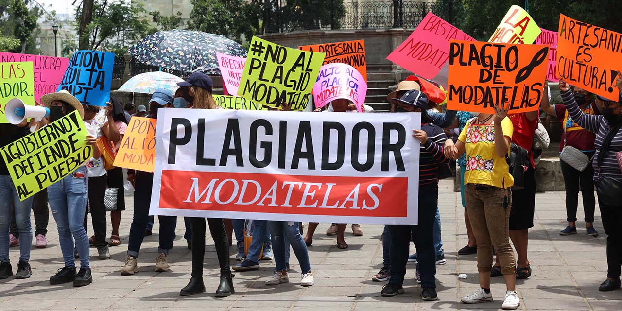 Foto: Luis Alberto Cruz / Artesanas y artesanos de la agencia San Martín Mexicápam, protestan en Palacio de Gobierno para denunciar presunto plagio de Modatelas.