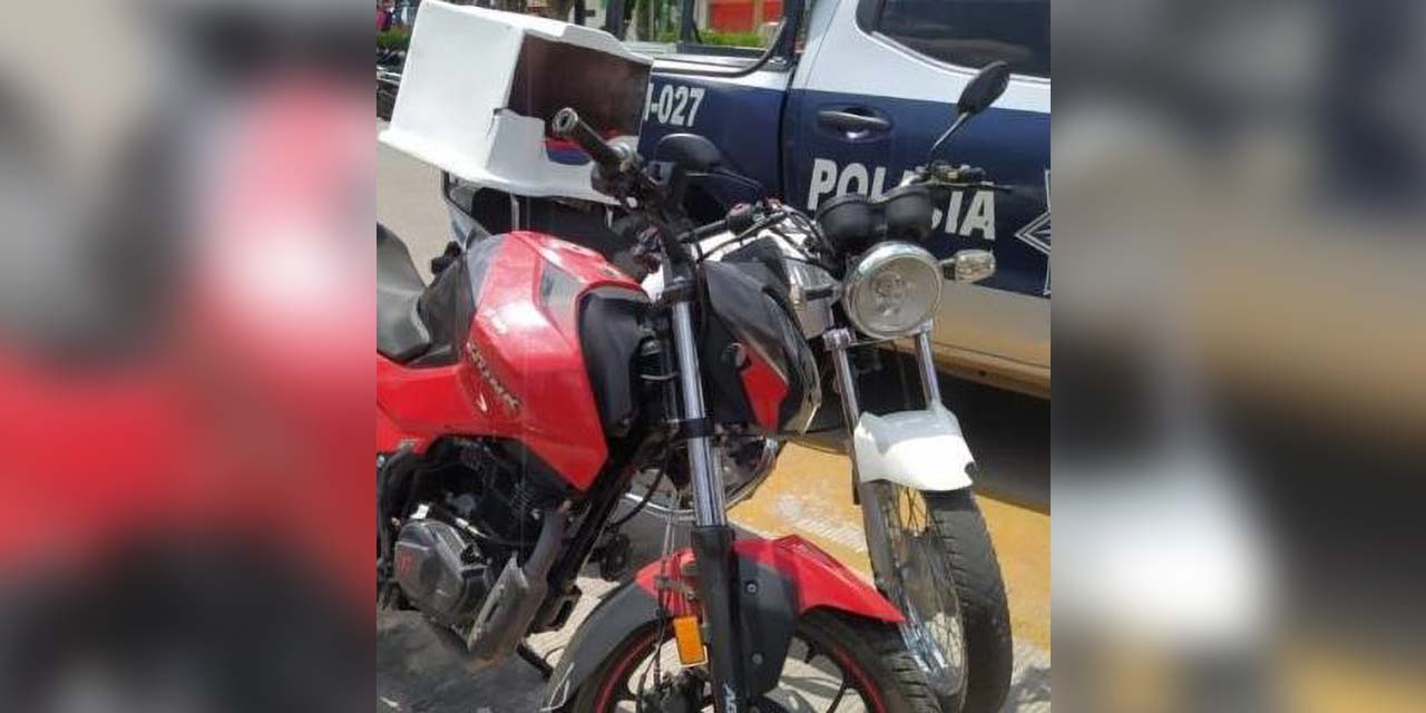 Aseguran a joven con motocicleta robada.