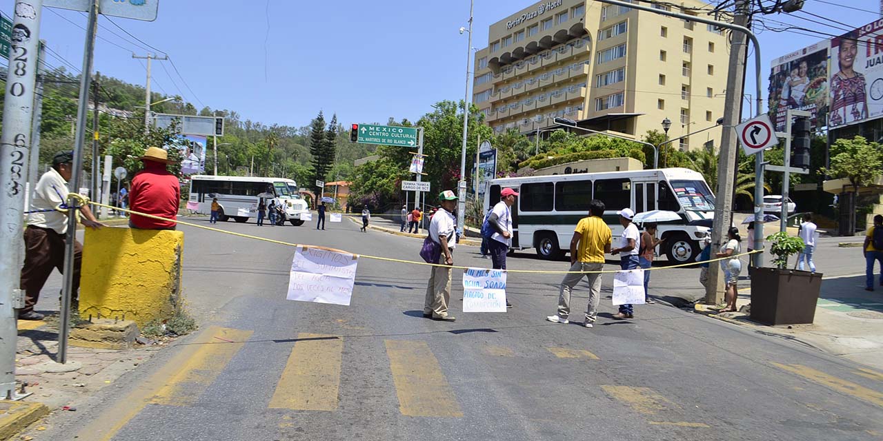 Foto: Adrián Gaytán / Vecinos de La Cascada bloquearon avenida Venus y subida a El Fortín en demanda de agua.