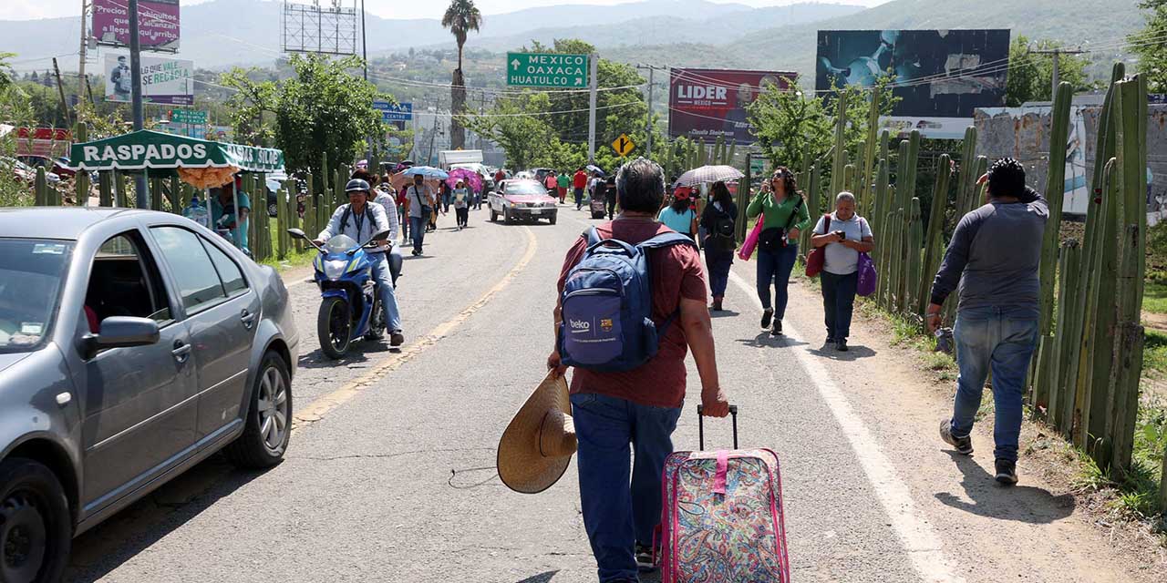 Foto: Luis Alberto Cruz / El bloqueo al aeropuerto por más de 7 horas, afectó a cientos de visitantes.