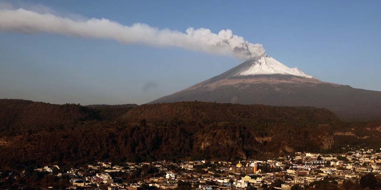 Desde el poblado de Santiago Xalizintla, Puebla, se observa el volcán Popocatépetl lanzar una nube de cenizas y vapor.
