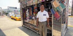 Fotos: Luis Alberto Cruz / Don Floriberto lleva 51 años como expendedor de revistas y periódicos.