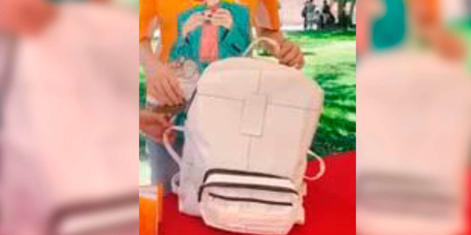Diseñan estudiantes mochila para migrantes y las tunden en redes sociales