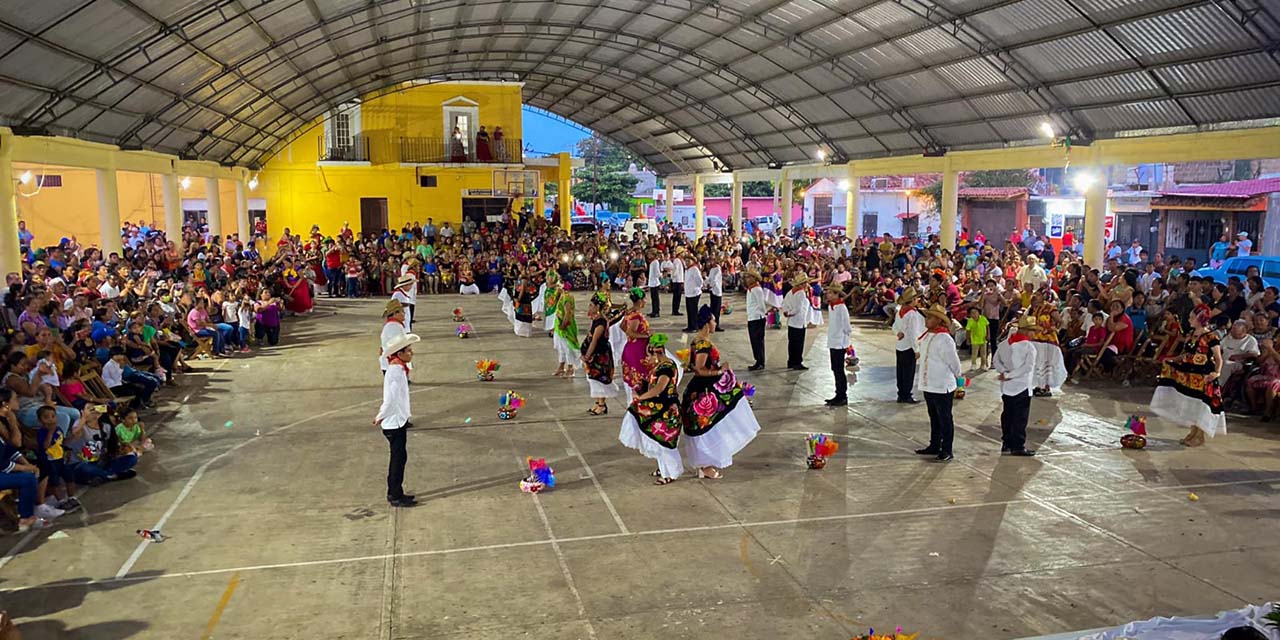 Diversas escuelas de Santo Domingo Ingenio se unieron para mostrar su talento con diversos bailes tradicionales.