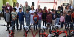 Fotos: Luis Alberto Cruz / El Tianguis Bienestar beneficia a las y los niños de San Melchor Betaza