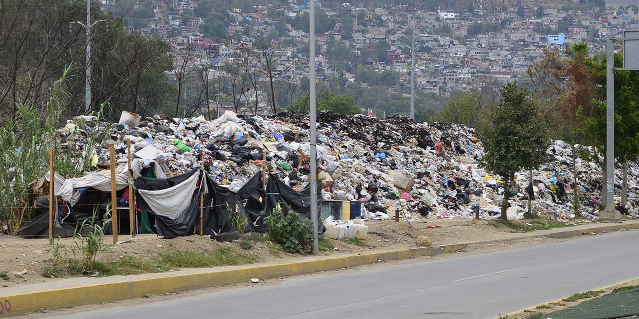 Foto: Adrián Gaytán / El tiradero de CATEM y CTM en el playón del río Atoyac, ya acumula más de 3 mil 800 toneladas de basura y no hay visos de solución.