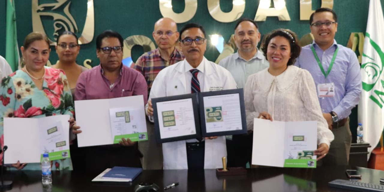 El titular del IMSS en Oaxaca, doctor Julio Mercado Castruita, junto con directivos, participa en la cancelación de la estampilla postal representativa a los 80 años del IMSS.