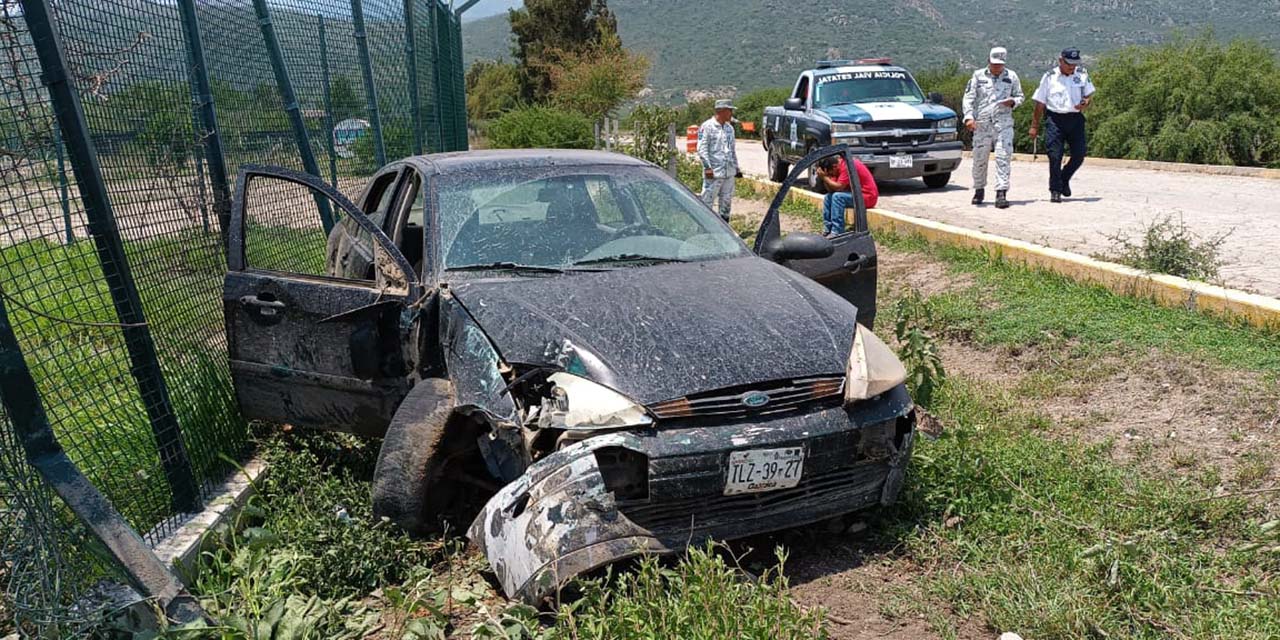 Choca su auto contra malla perimetral | El Imparcial de Oaxaca