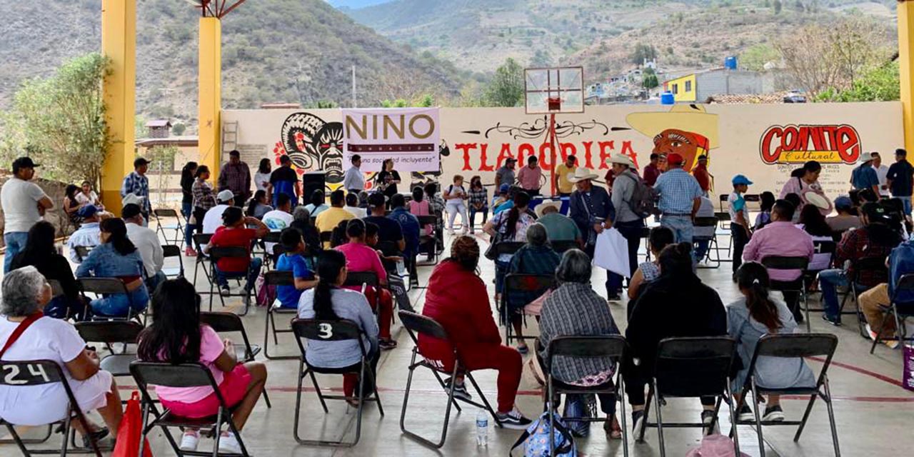 En apoyo a las personas de escasos recursos, la Fundación Nino entrega lentes gratuitos a habitantes de San Miguel Tlacotepec.
