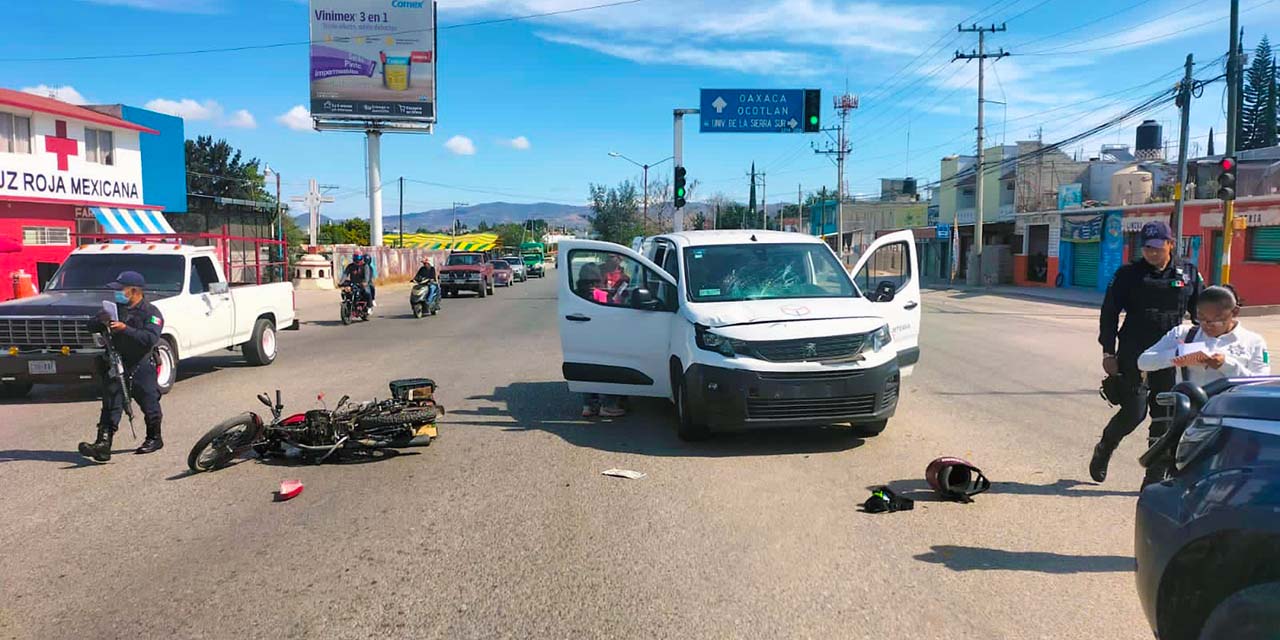 En Miahuatlán un motociclista se estrelló contra una camioneta.