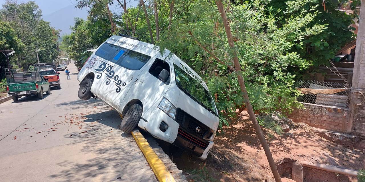 Camioneta turística termina embancada en Cuicatlán | El Imparcial de Oaxaca