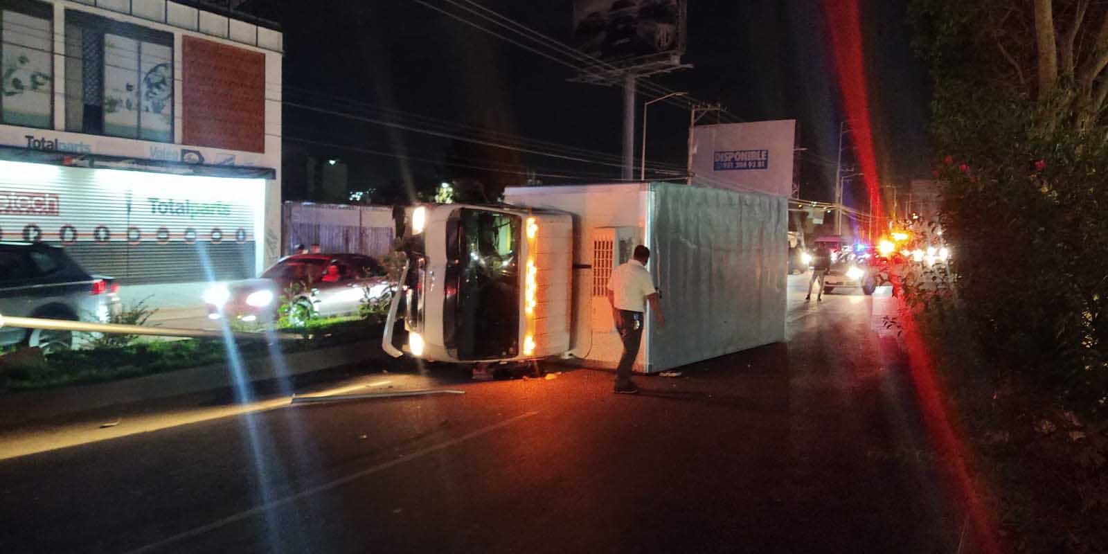 Vuelca camión,  el chofer huye | El Imparcial de Oaxaca
