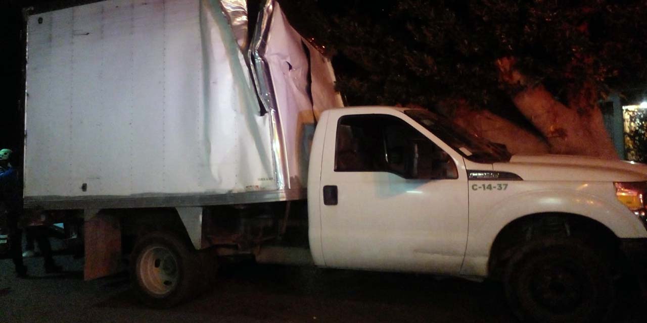 Camioneta de carga choca contra un árbol en El Retiro | El Imparcial de Oaxaca