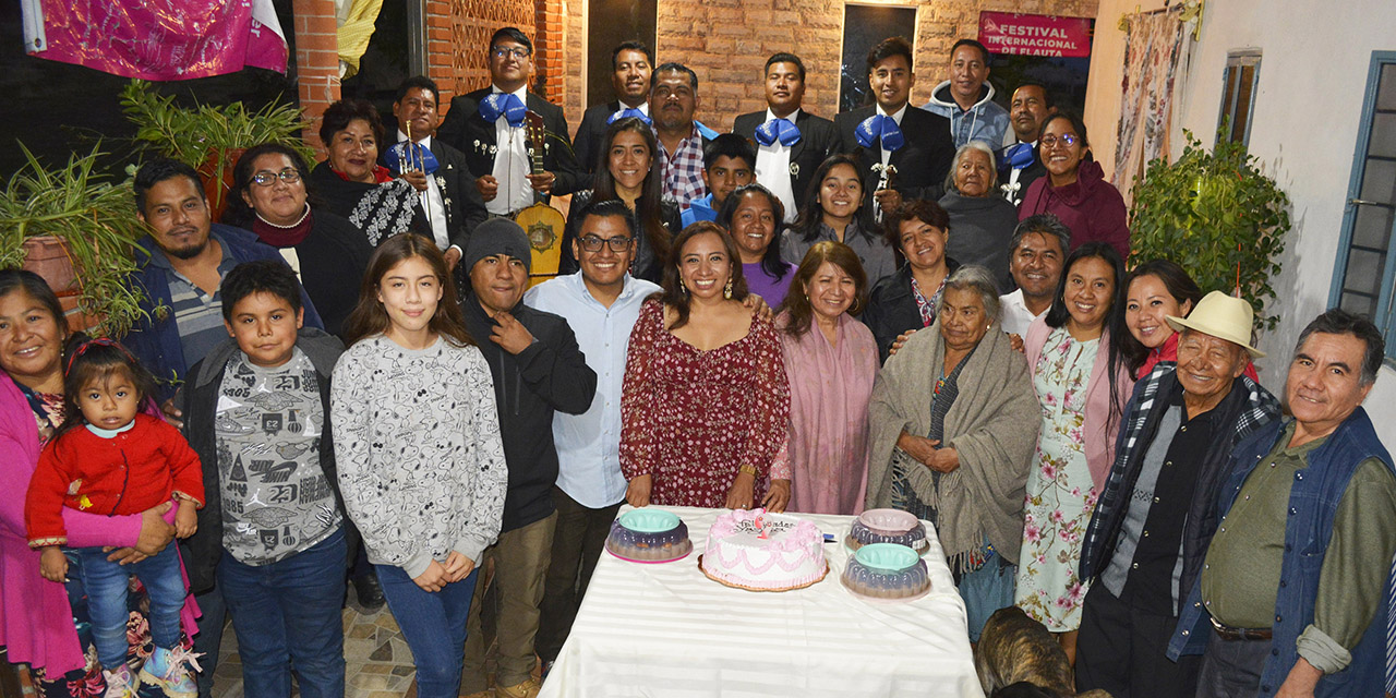 Fotos: Rubén Morales / Familiares y amigos de la cumpleañera le expresaron sus felicitaciones y buenos deseos.