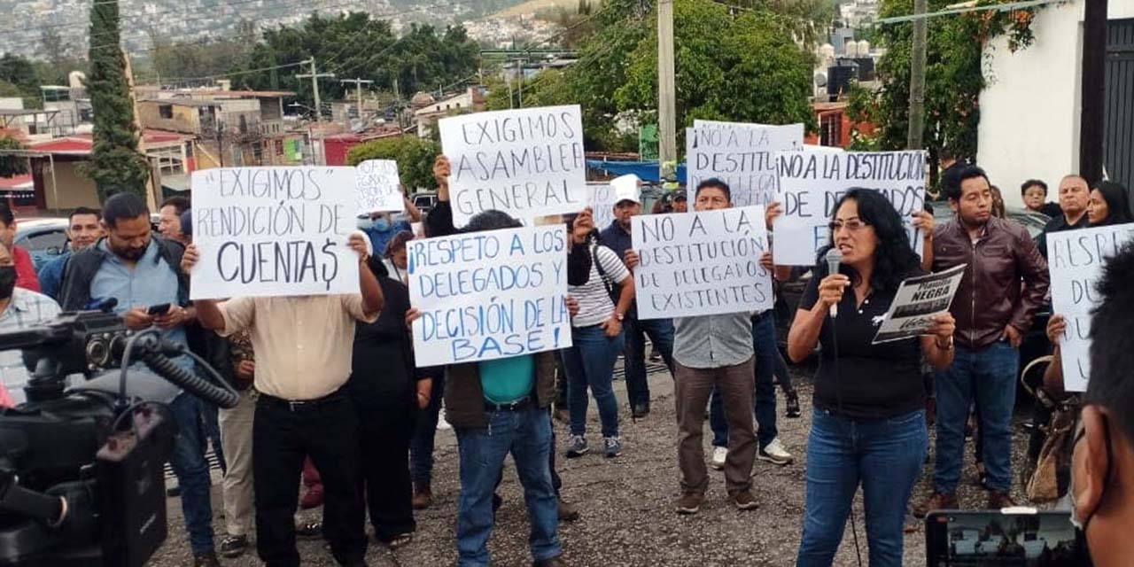 Foto: Facebook Fuerza NEGRA / Burócratas exigen rendición de cuentas.