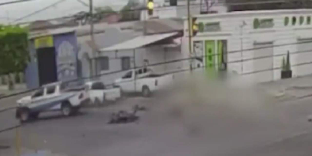 VIDEO: Patrulla embiste a dos adolescentes que viajaban en moto en Sonora | El Imparcial de Oaxaca