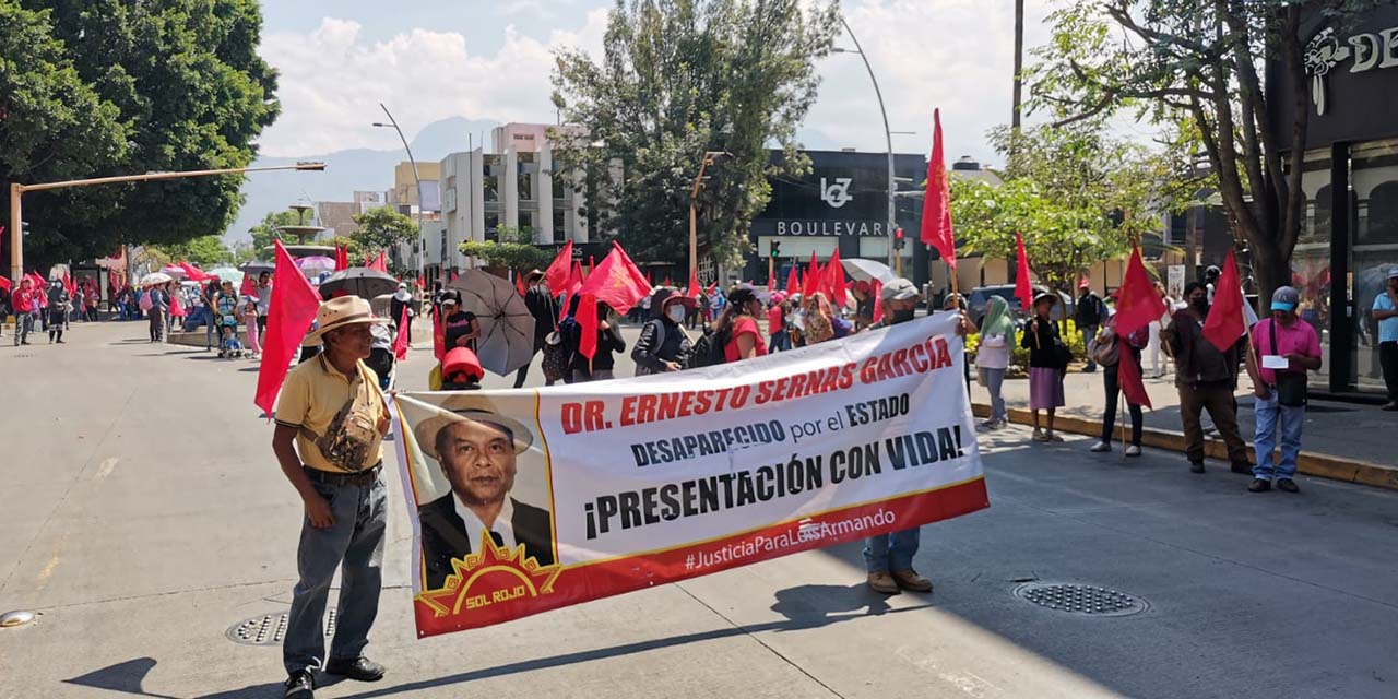 Foto: Jesús Santiago / Integrantes de la organización Sol Rojo marchan y realizan bloqueos.