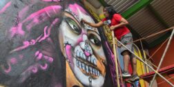 Fotos: Adrián Gaytán / Jesús “Kobe” comenzó a pintar parte del muro interior de la entrada principal de este sitio icónico de la ciudad de Oaxaca.