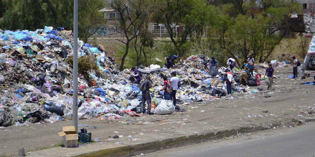Foto: Adrián Gaytán / La basura se sigue acumulando en las riberas del río Atoyac, pese a la advertencia de Protección Civil y ambientalistas.