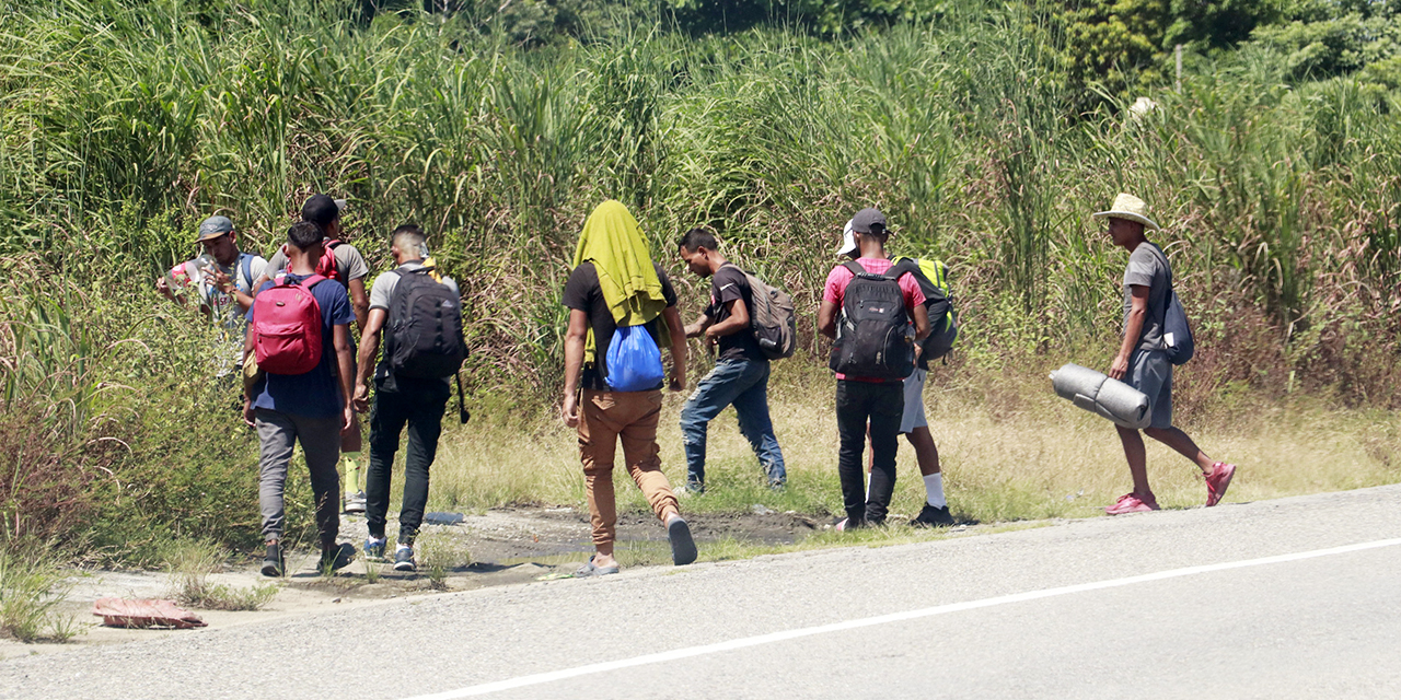 Fotos: Adrián Gaytán / Los migrantes buscan la forma de atravesar el territorio oaxaqueño.
