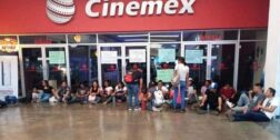 Los trabajadores bloquearon el paso al complejo de Cinemex.