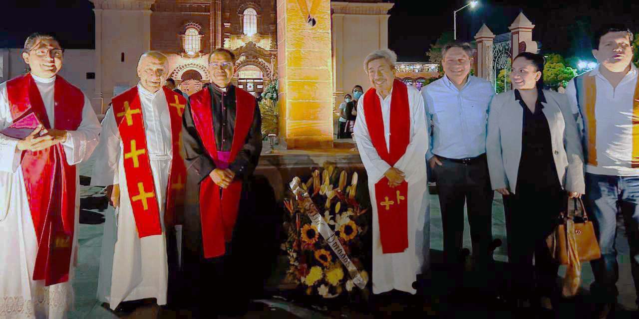 La familia González Cantoral de Huajuapan obsequió la cruz atrial en el día de la Santa Cruz.