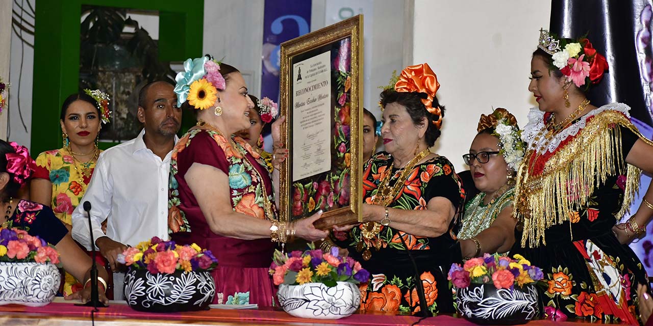 Fotos: Rubén Morales / La presidenta de la Asociación de Tehuanos encabezó junto con la vicepresidenta y tesorera la entrega de un reconocimiento a Martina Escobar.