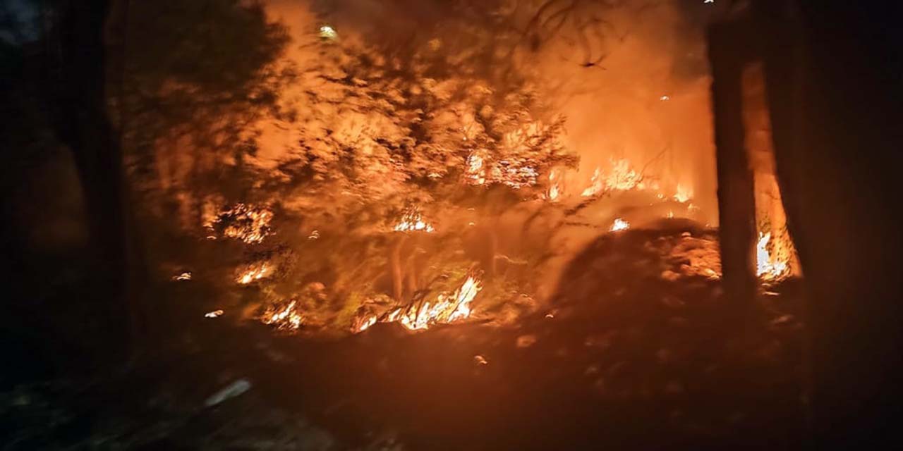 Voraz incendio en predio a un costado del Banco Bienestar  | El Imparcial de Oaxaca