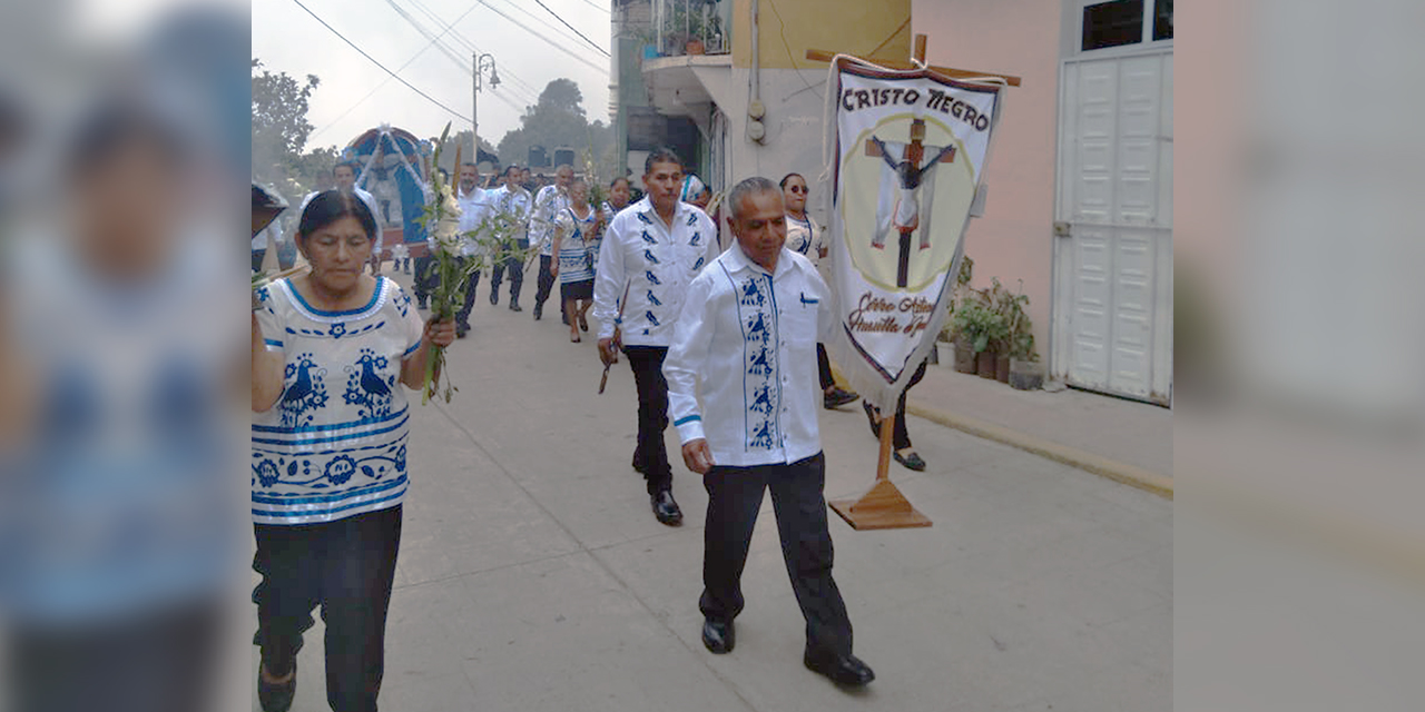 Los mayordomos principales encabezaron las pequeñas procesiones que estuvieron acompañadas de música de bandas, orquestas, oraciones y cohetes.