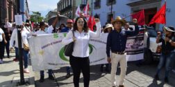 Foto: Adrián Gaytán / Marchan integrantes del Sindicato Único de Trabajadores del Telebachillerato de Oaxaca.