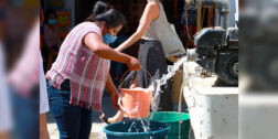 Foto: Adrián Gaytán / Mala calidad del agua obliga a habitantes de Viguera y Santa Rosa a surtirse con pipas.